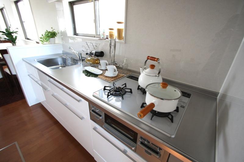 Kitchen. Gas prices you pay in energy-saving high-efficiency water heaters and energy-saving gas stove! 