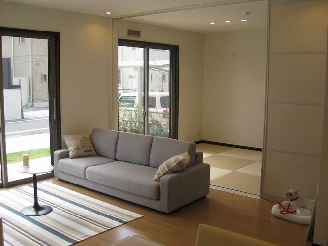 Other local. Living and Japanese-style room can be partitioned with partition