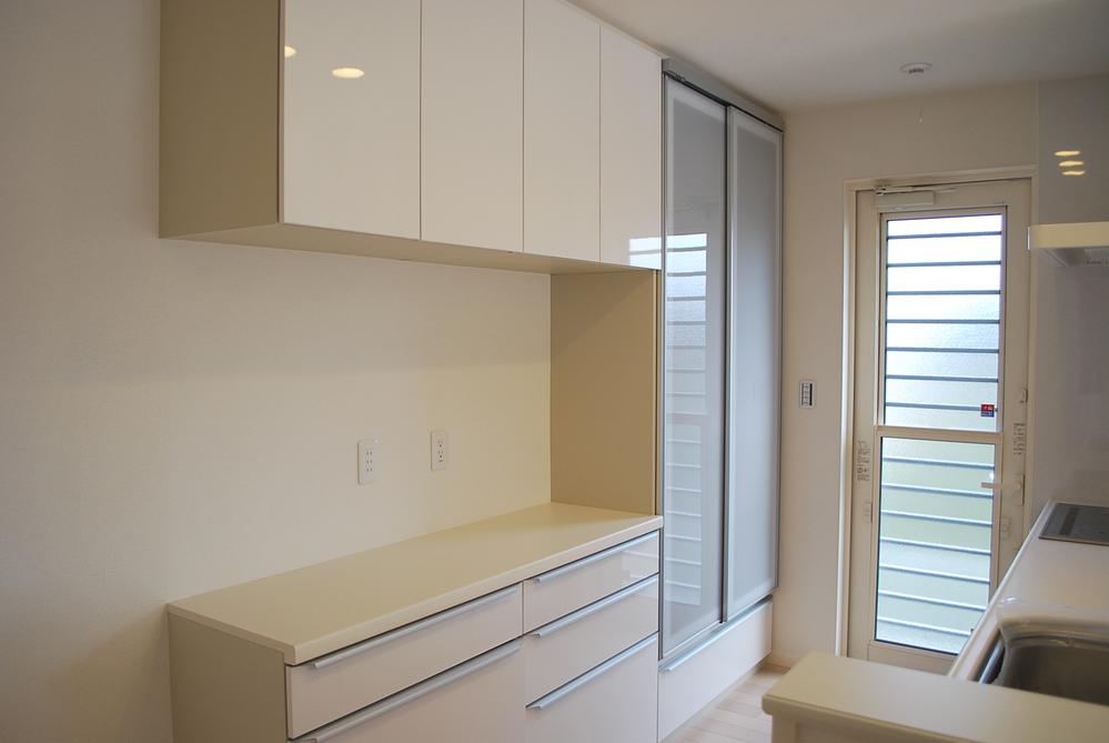 Kitchen. > This is a kitchen that does not troubled area of ​​the cooking appliances. Tableware ・ Food ・ Enhancement also storage of miscellaneous goods. 