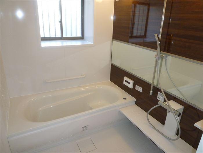 Bathroom. Spacious bathroom with 1 pyeong type, New replaced.