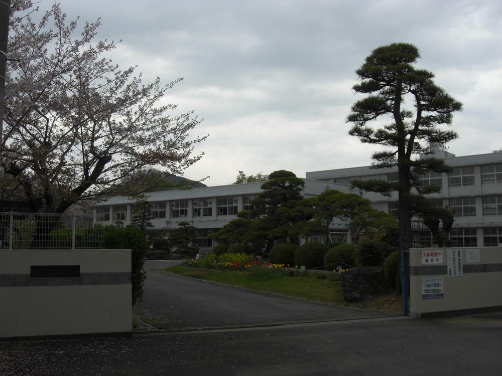 Primary school. Fujieda Municipal Hirohata to elementary school 1585m