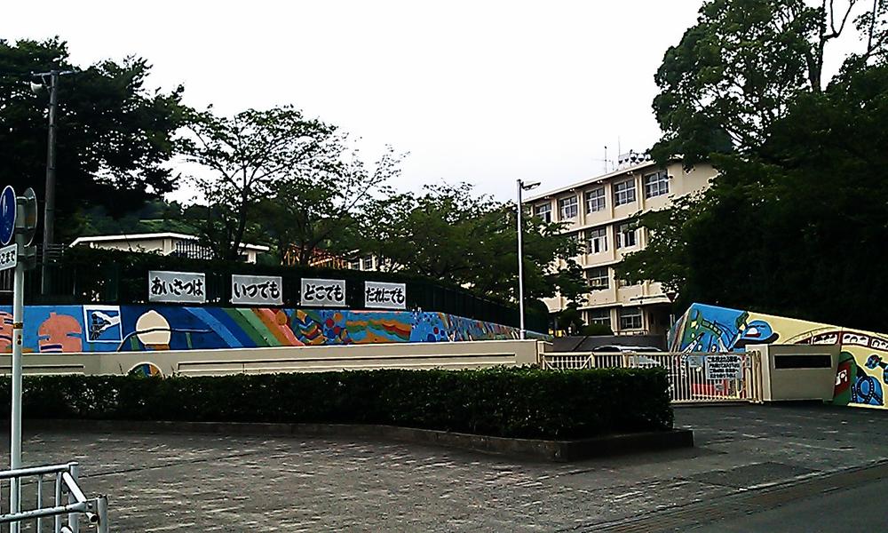 Primary school. Fujieda Municipal Fujieda the center to the elementary school 614m