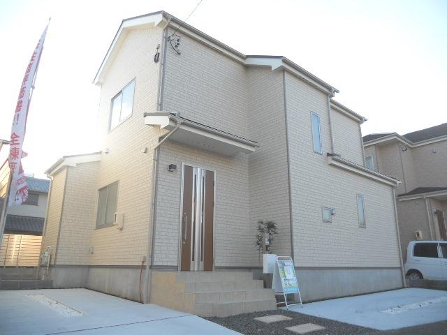 Local appearance photo. Breadth of Building 3 appearance shooting one-box vehicles can park two comfortably ☆ There flow line more than 2m to go to the garden, Narrow to go in the garden. It does not have any sense of! (12 May 2013)