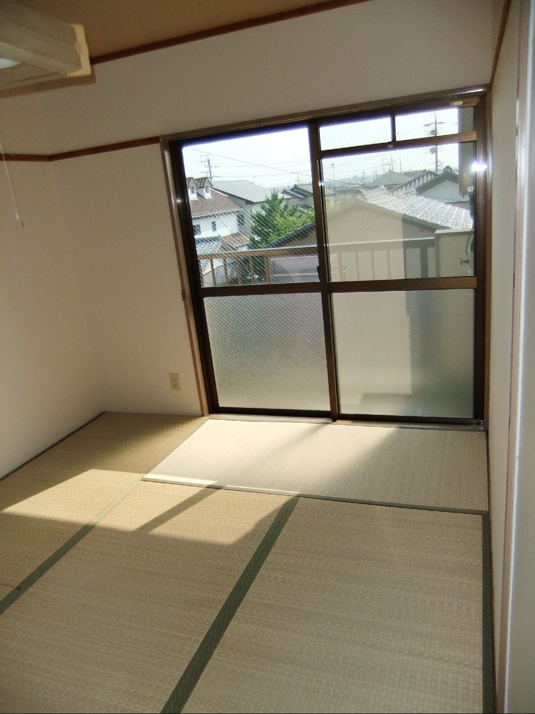 Living and room. It rubbed also good Japanese-style room.