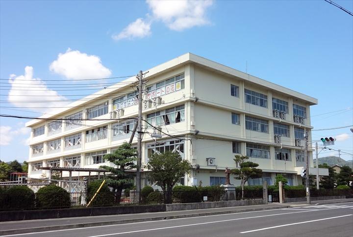 Primary school. Talk to elementary school 1560m