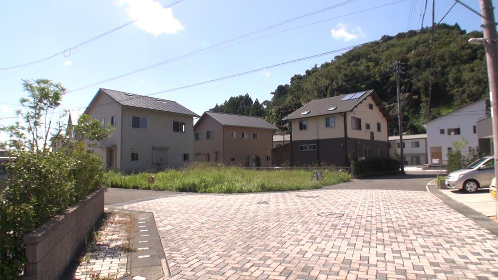 Local photos, including front road. Frontal road