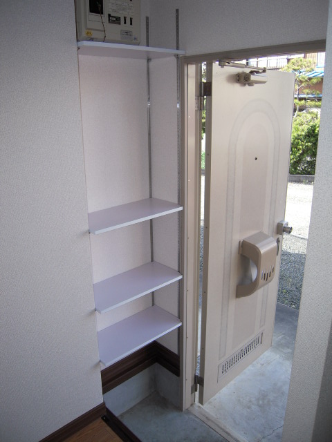 Entrance. Shoe storage that can height adjustment