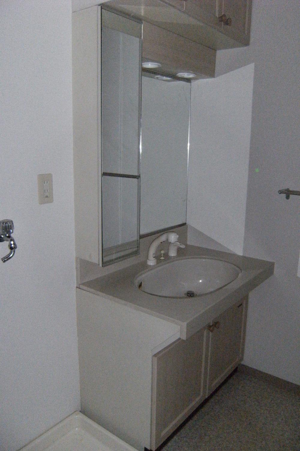 Wash basin, toilet. Indoor (06 May 2013) Shooting