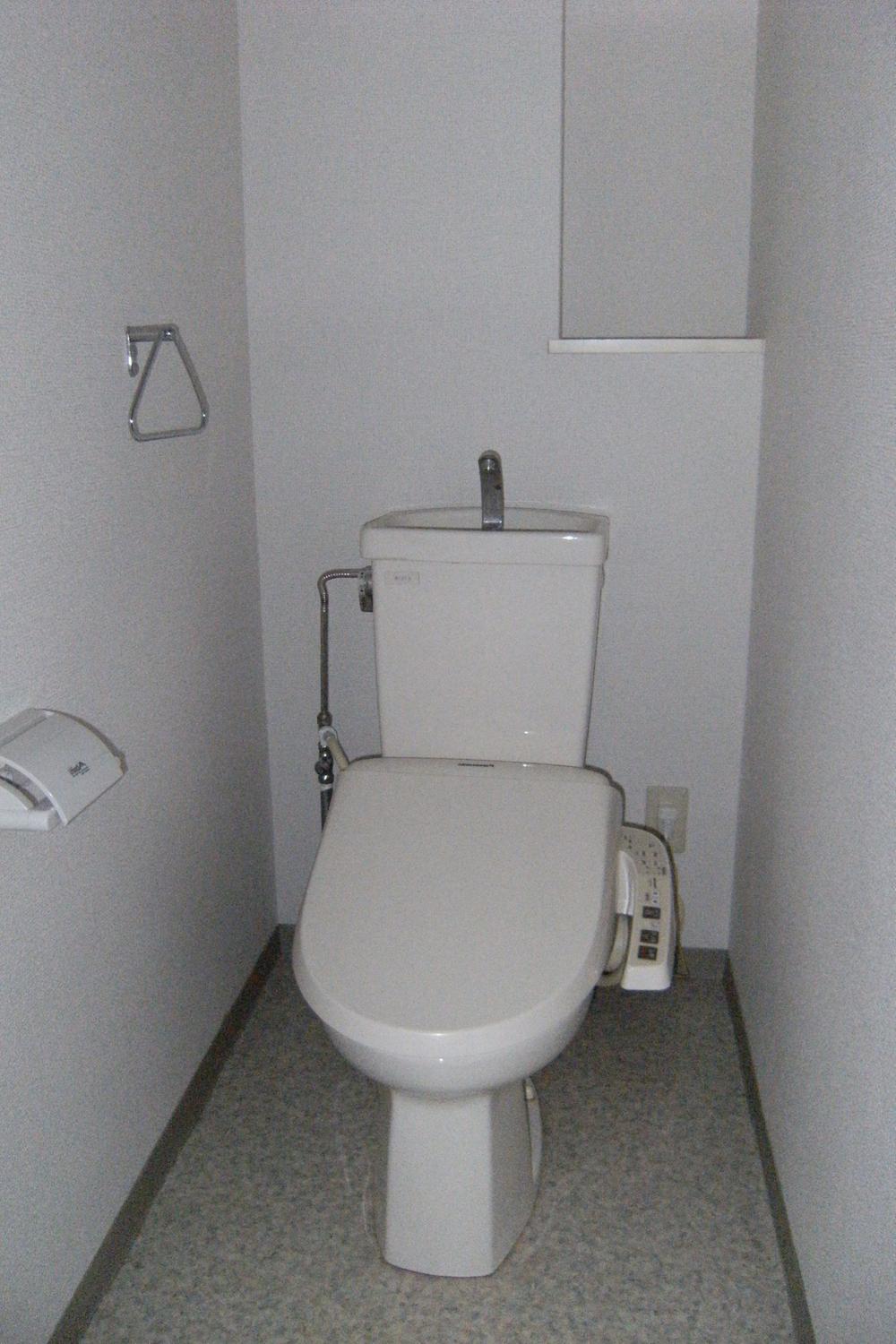 Toilet. Indoor (06 May 2013) Shooting