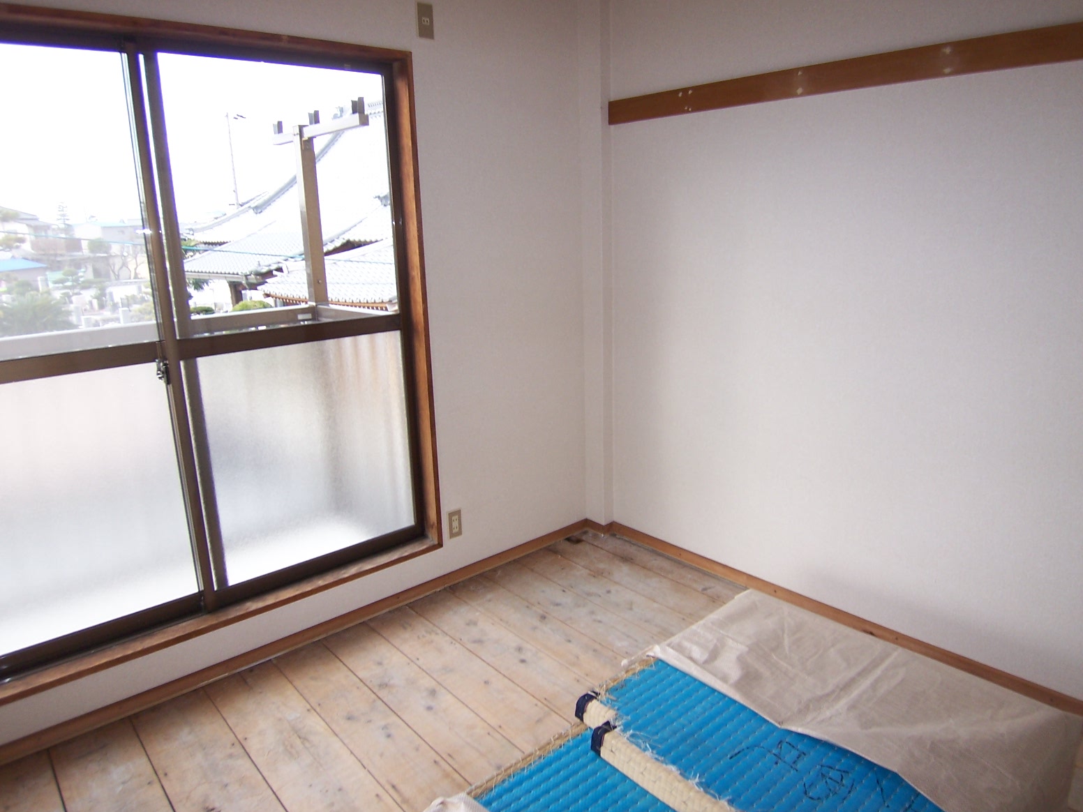 Other room space. Japanese-style room (tatami is stacked because of sunburn prevention)