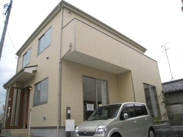 Rendering (appearance). The photograph is the same manufacturer construction cases