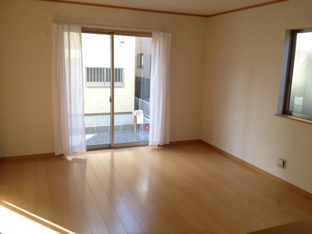 Living. Local (12 May 2013) shooting A Building