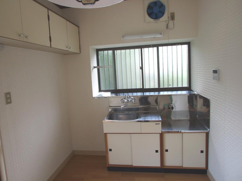 Kitchen. It is small but bright, Easy-to-use kitchen. Storage it (hanging cupboard) is also available.