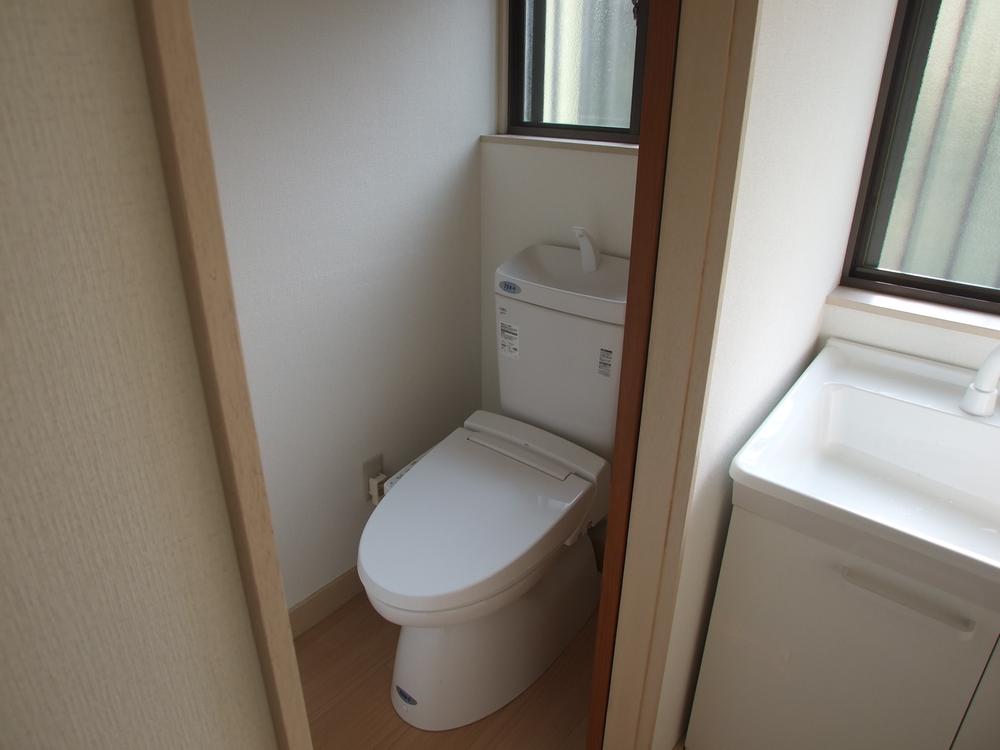 Toilet. It is the toilet of a new heating cleaning toilet seat. Although a small house, Here is not negotiable!