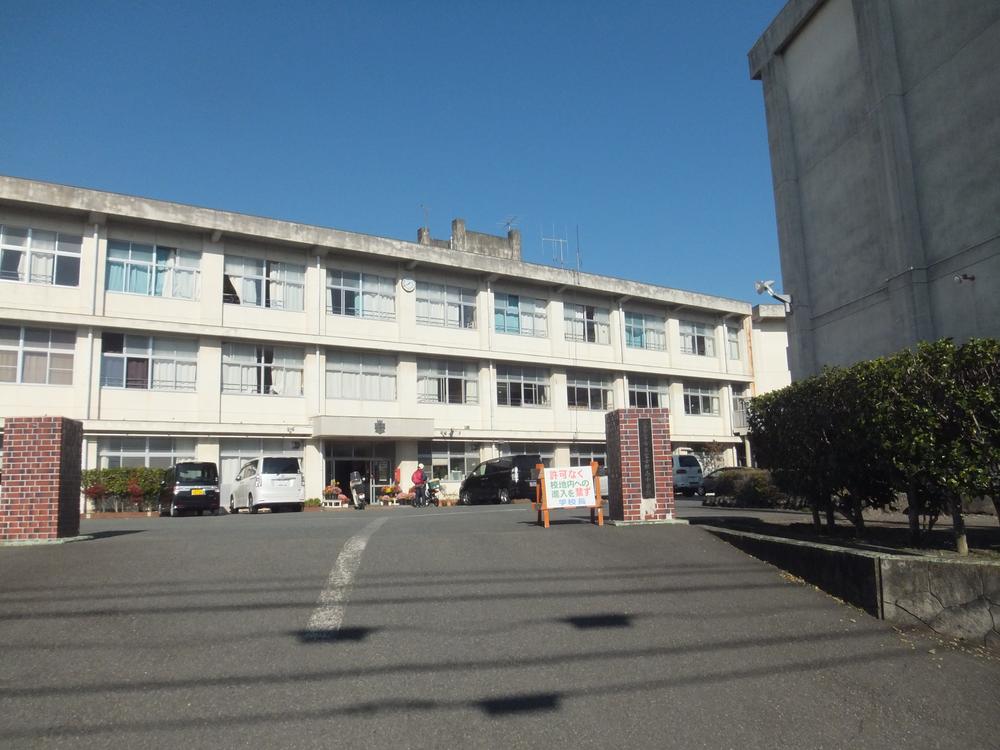 Junior high school. Fujine 1200m walk 15 minutes to the south junior high school