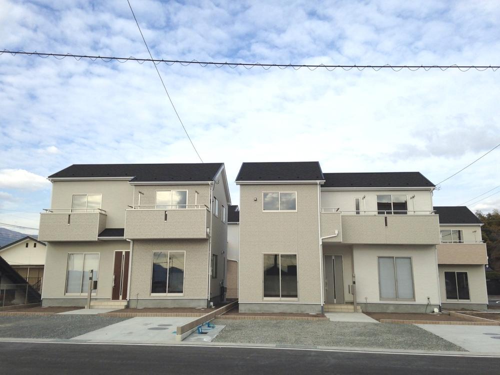 Local photos, including front road. 3, 4 Building site (December 2013) Shooting