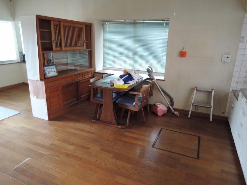 Living. Dining space (^^) furniture of the photo will be removed consultation.