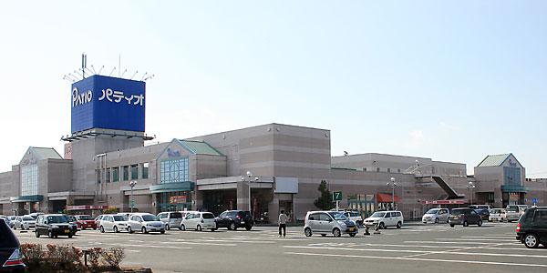 Shopping centre. 1400m to patio