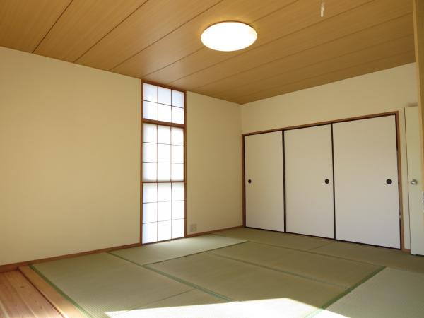 Other introspection. First floor Japanese-style room has a size of 8 tatami, And is likely to come in handy as well as bright drawing room on the south-facing. Tatami mat replacement ・ cross, Sliding door, It is also completed re-covering of shoji.