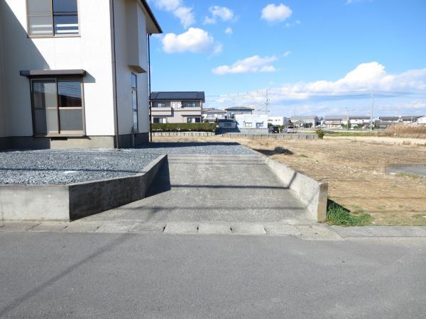 Parking lot. Parking is a two column. Because there is room in the garden, The future is also possible expansion of the parking lot outside 構工 events.