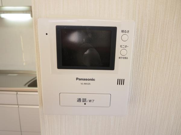 Power generation ・ Hot water equipment. The entrance we established the color monitor intercom. So you can respond from a look at the face of the visitors, It is safe at the time of the child answering machine.