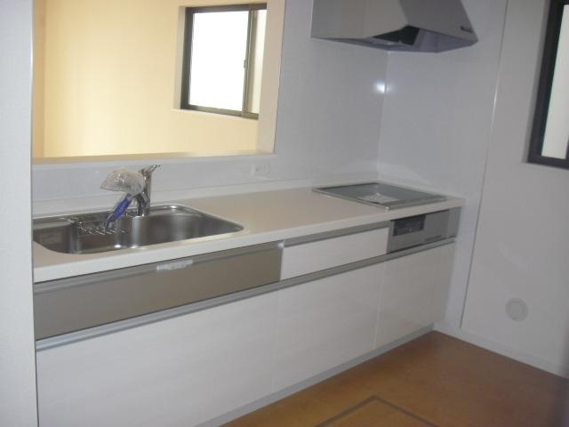Same specifications photo (kitchen). Hue is different
