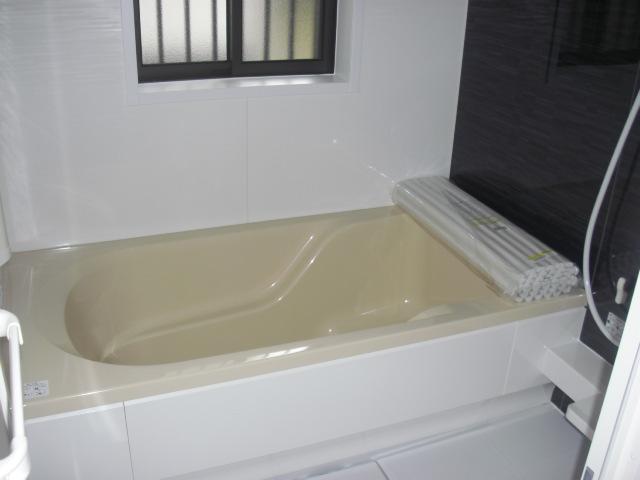 Same specifications photo (bathroom). Hue is different