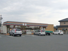 Convenience store. About 2 minutes in the 1200m car to Seven-Eleven ※ Calculated at a speed of 40km