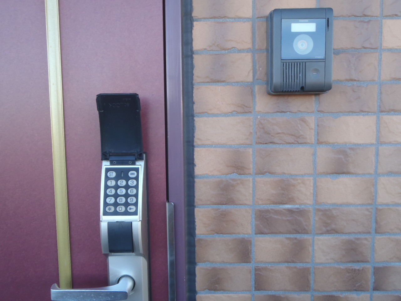 Entrance. Digital lock & TV with monitor intercom