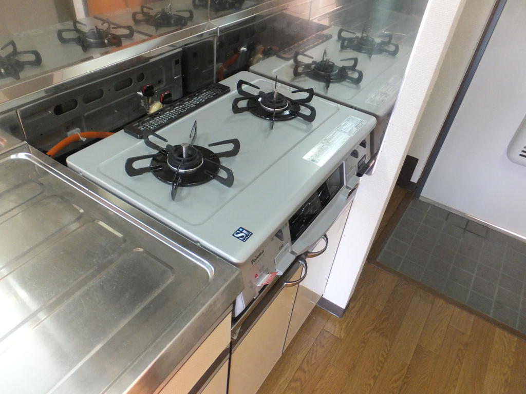 Kitchen. Two-burner stove ・ With grill