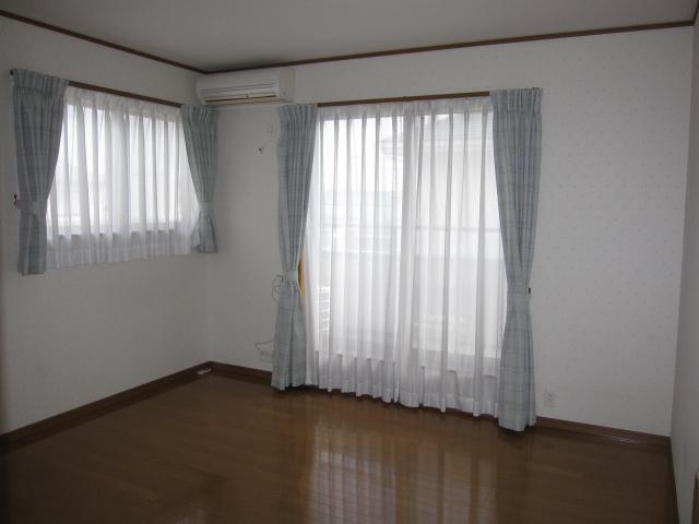 Non-living room. Second floor oriental room (8 tatami spacious Western-style + storage)