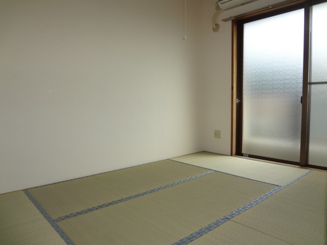 Other room space. Sunny Japanese-style room 6 quires!