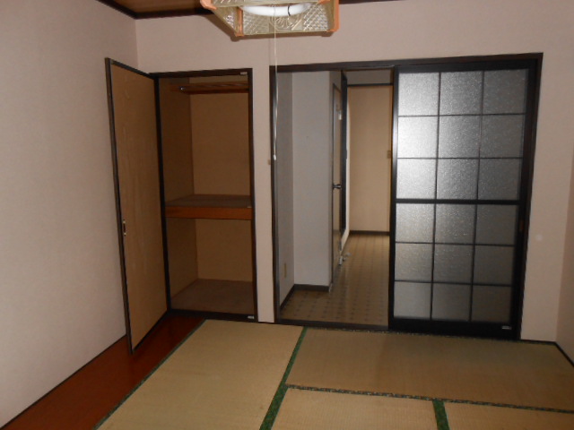 Living and room. It was renovated Japanese-style Western-style.