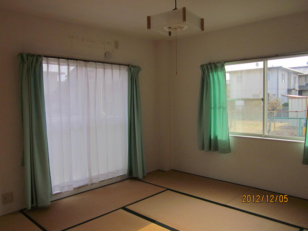 Living and room. 8 tatami spacious Japanese-style room! Usage is freely