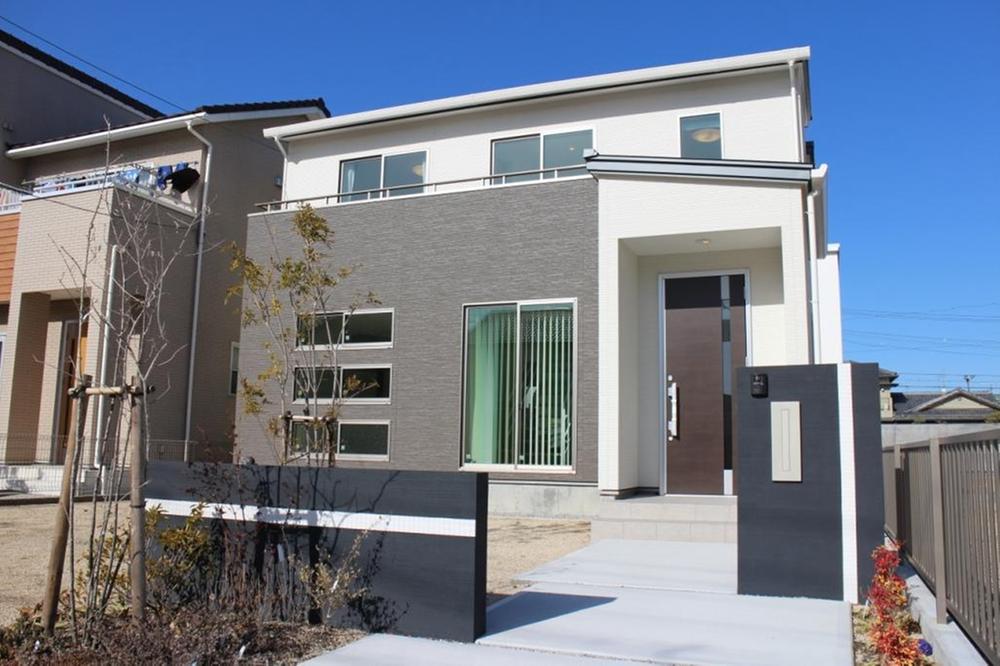 Local appearance photo. Parking 3 units can be. 