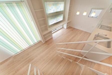 Living. Installing the stairs so as to divide the spatial living and private space. 