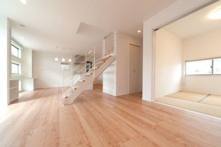 Next to the living room there is a Japanese-style room that can be used for multi-purpose. 