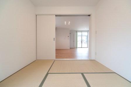 Living. It is next to the living of 4-mat and a half Japanese-style room. 