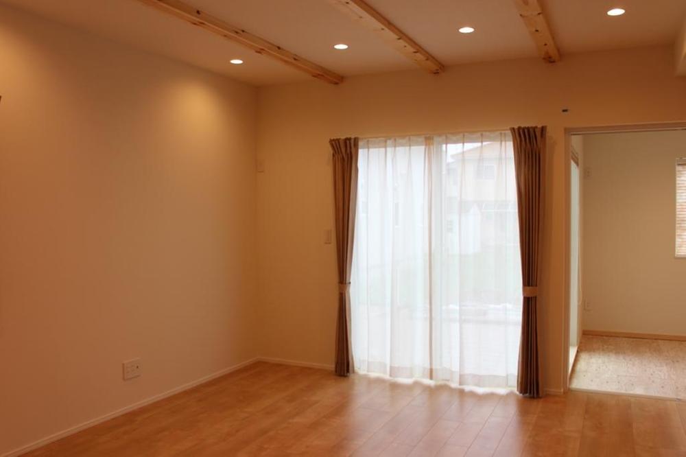 Living. Living ceiling showed a beam, To calm space. You can use to connect with the Japanese-style room. 