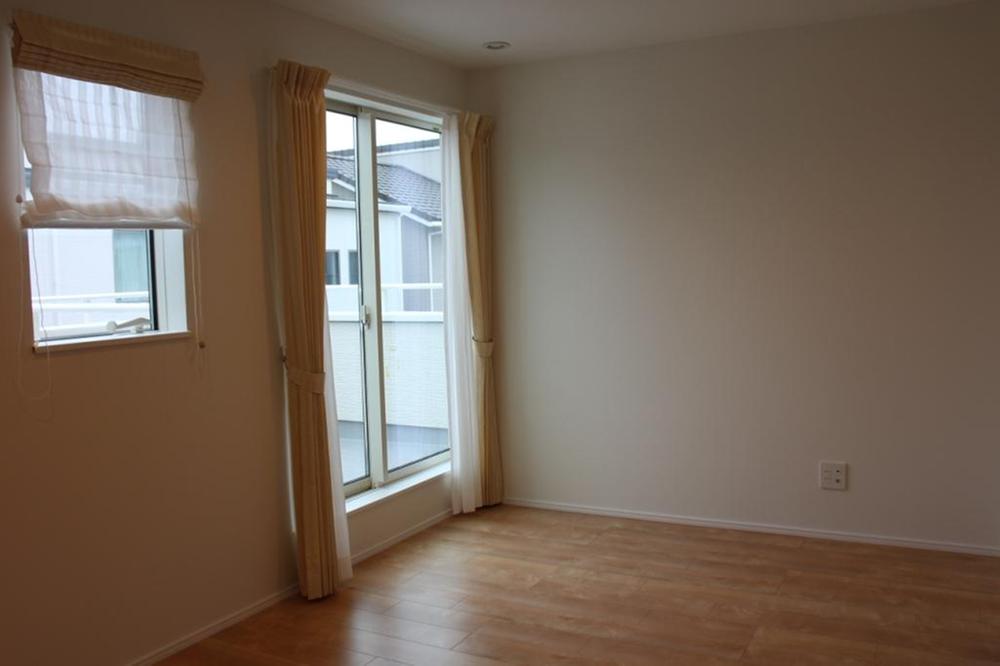 Non-living room. Coordination settle well as bedroom curtains. 