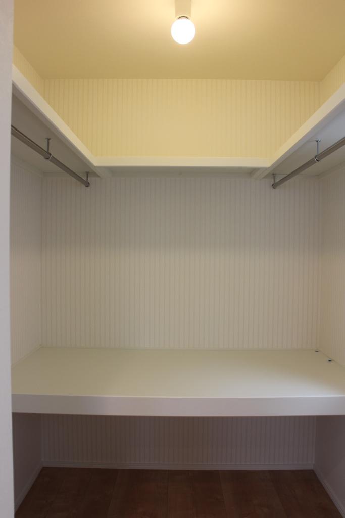 Receipt. Walk-in closet of 2 quires space. 