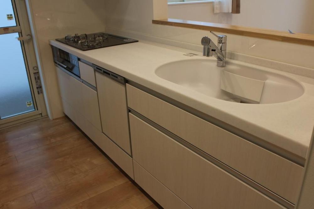 Kitchen. Face-to-face kitchen with dishwasher. 