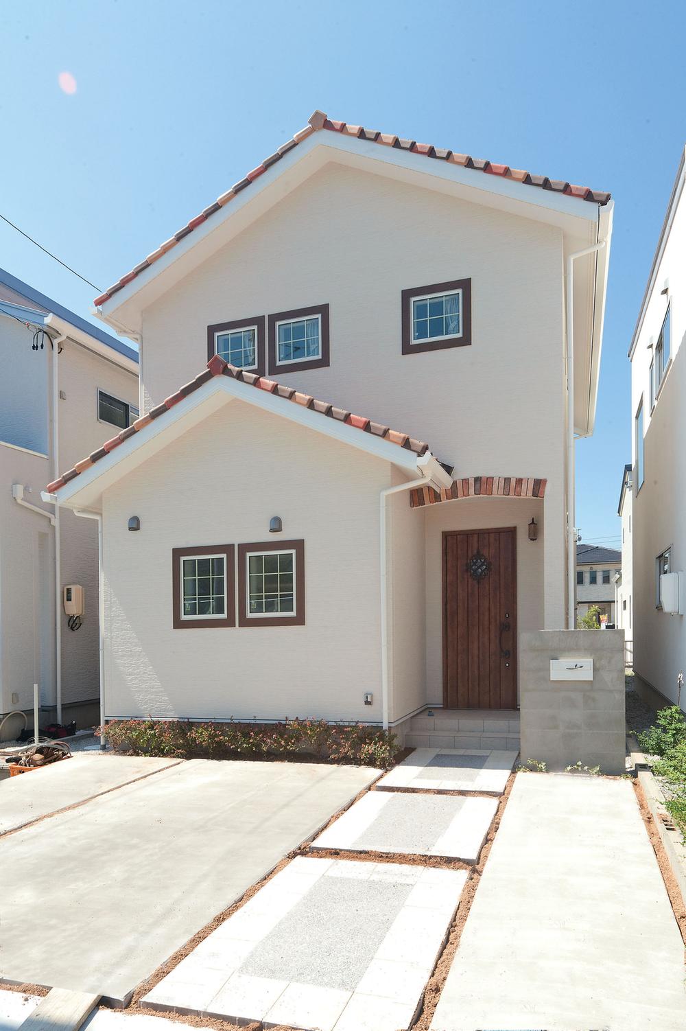 Colorful tiles and appearance tile is cute Southern European-style accent. 