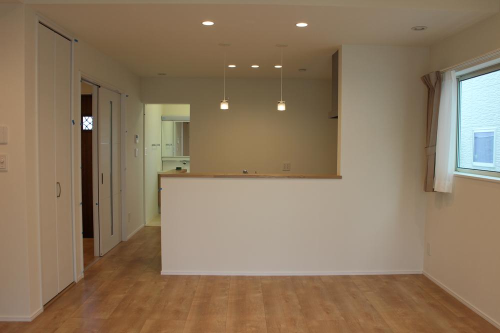 Living. Living from face-to-face in the kitchen, Design of peace overlooking to Japanese-style room. 