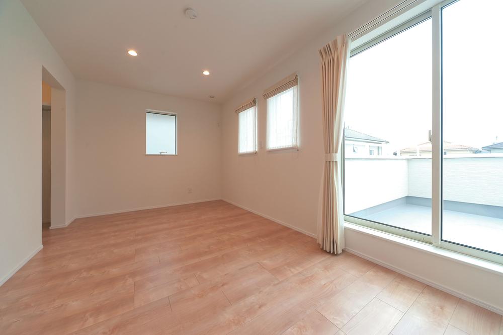 Non-living room. Bedroom 7.5 Pledge. Spacious walk-in closet with a balcony. 