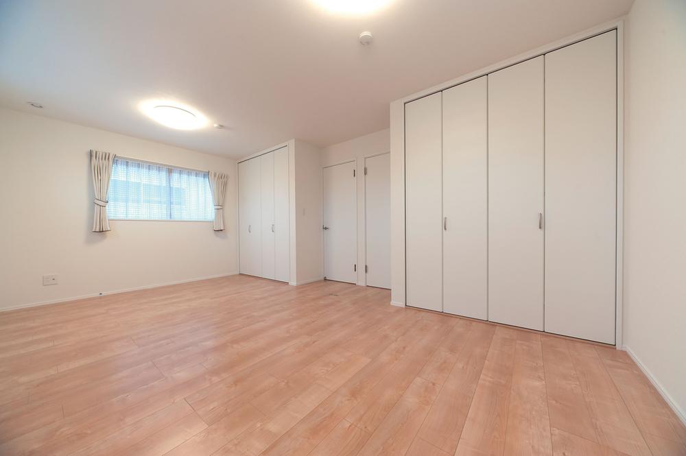 Non-living room. Western-style is the future possible partition. 