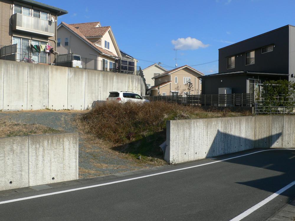 Local photos, including front road. One step higher privacy than the road will be protected.