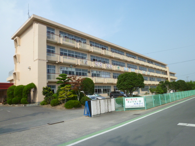 Primary school. Kitahama to North Elementary School (Elementary School) 215m