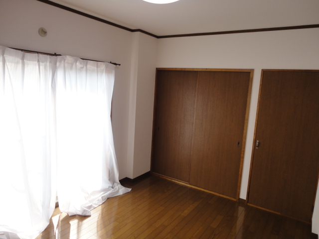 Living and room. Hiroshi 6 illumination Housed there