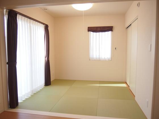 Non-living room. First floor Japanese-style room is please to play space of the drawing room and children!